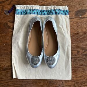 Tory Burch, Minnie Travel Ballet flat in metallic silver. Dust bag included.